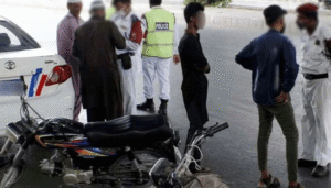 Karachi: Crackdown against traffic law violations continues.