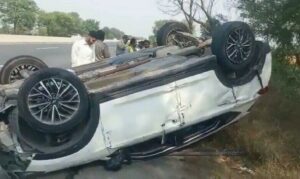 In Karachi, a car overturned near the Shahrah-e-Faisal Karsaz.